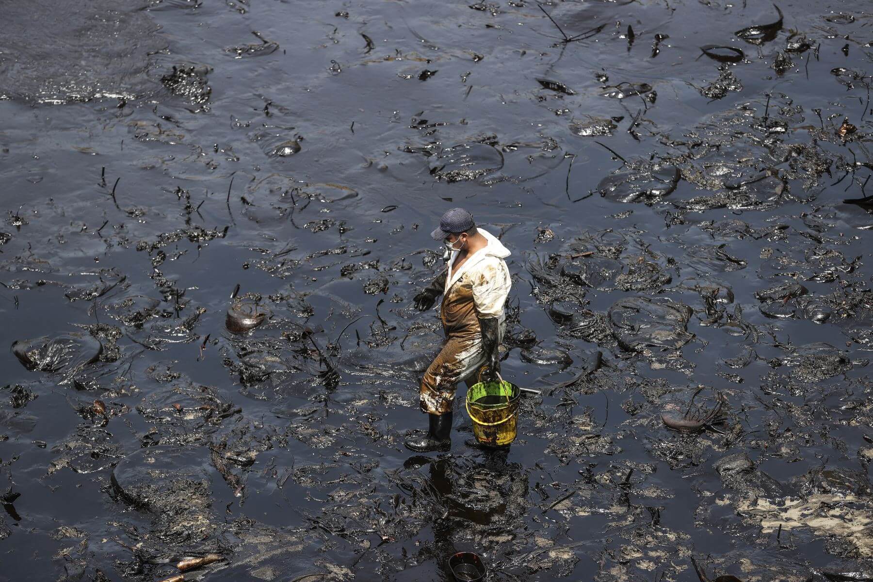 IMPACTO. El derrame de crudo en el mar de Ventanilla se ha extendido por casi  casi 3 millones de metros cuadrados de playa.