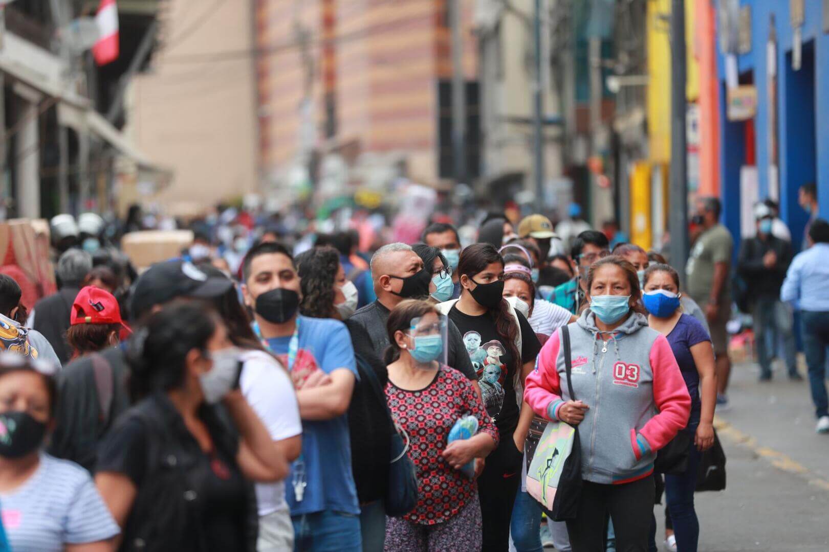 CONTAGIOS. La más reciente y viral cepa del coronavirus se ha propagado en todo el mundo llegando a cifras de pacientes positivos más altas que en las primeras olas.