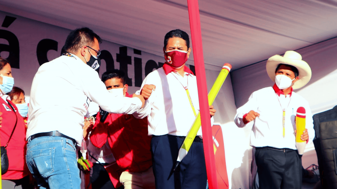 VÍNCULOS. Paul León Untiveros (izquierda) junto a Vladimir Cerrón (centro) y el actual presidente Pedro Castillo (derecha) en un mitin de la campaña del 2021.