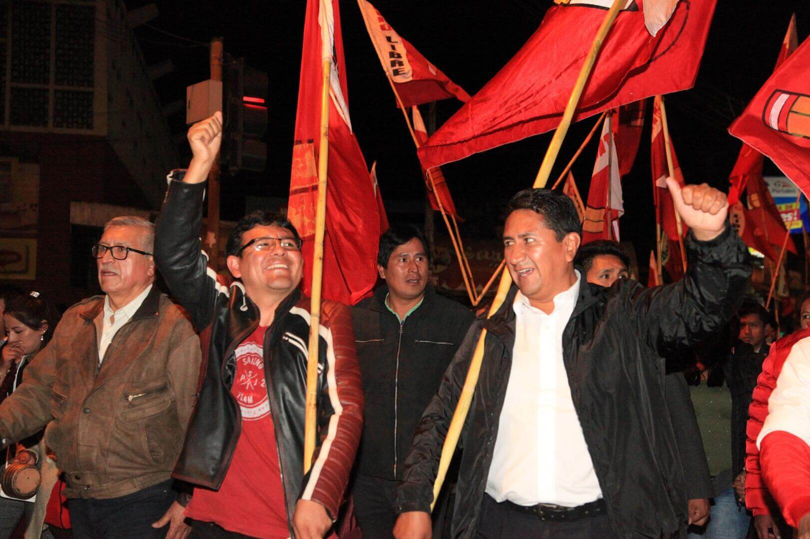 ABSUELTOS. Vladimir Cerrón junto a Henry López (izquierda), exalcalde de Huancayo, quien desde el 22 de febrero se encuentra no habido.