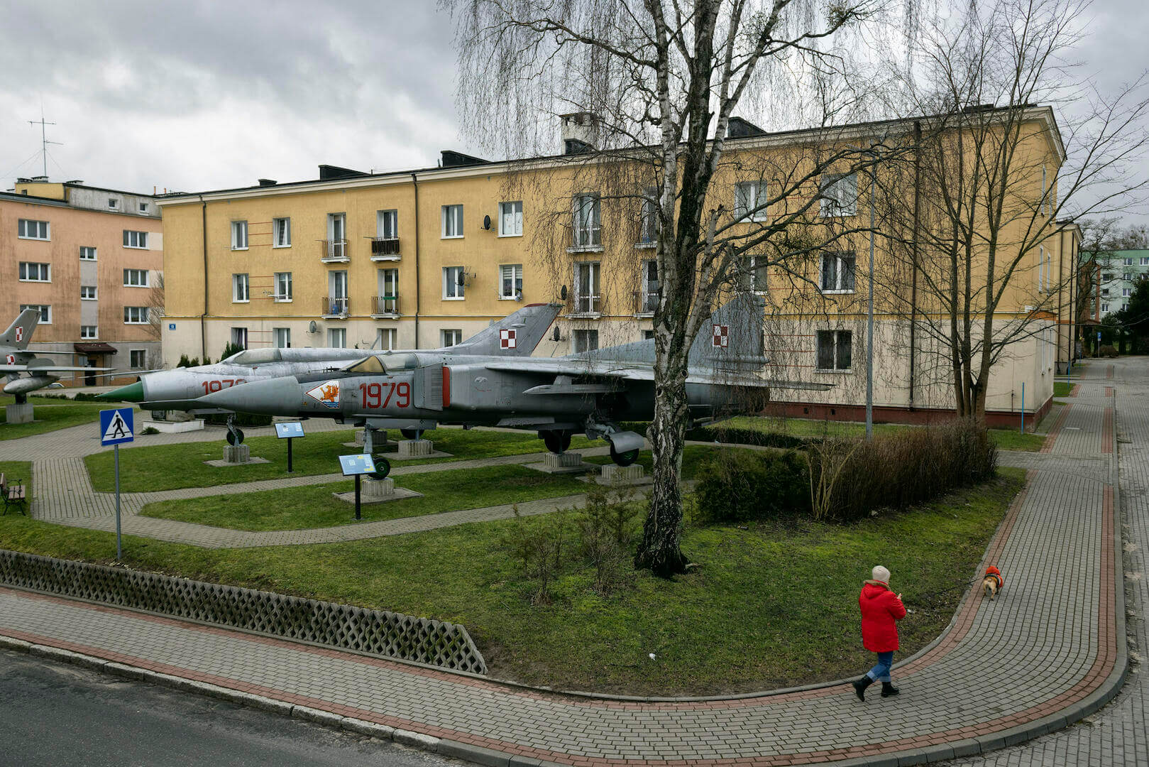 DISUASIÓN. Aviones de combate desmantelados pertenecientes a la era soviética, afuera de la base estadounidense en Redzikowo (Polonia).