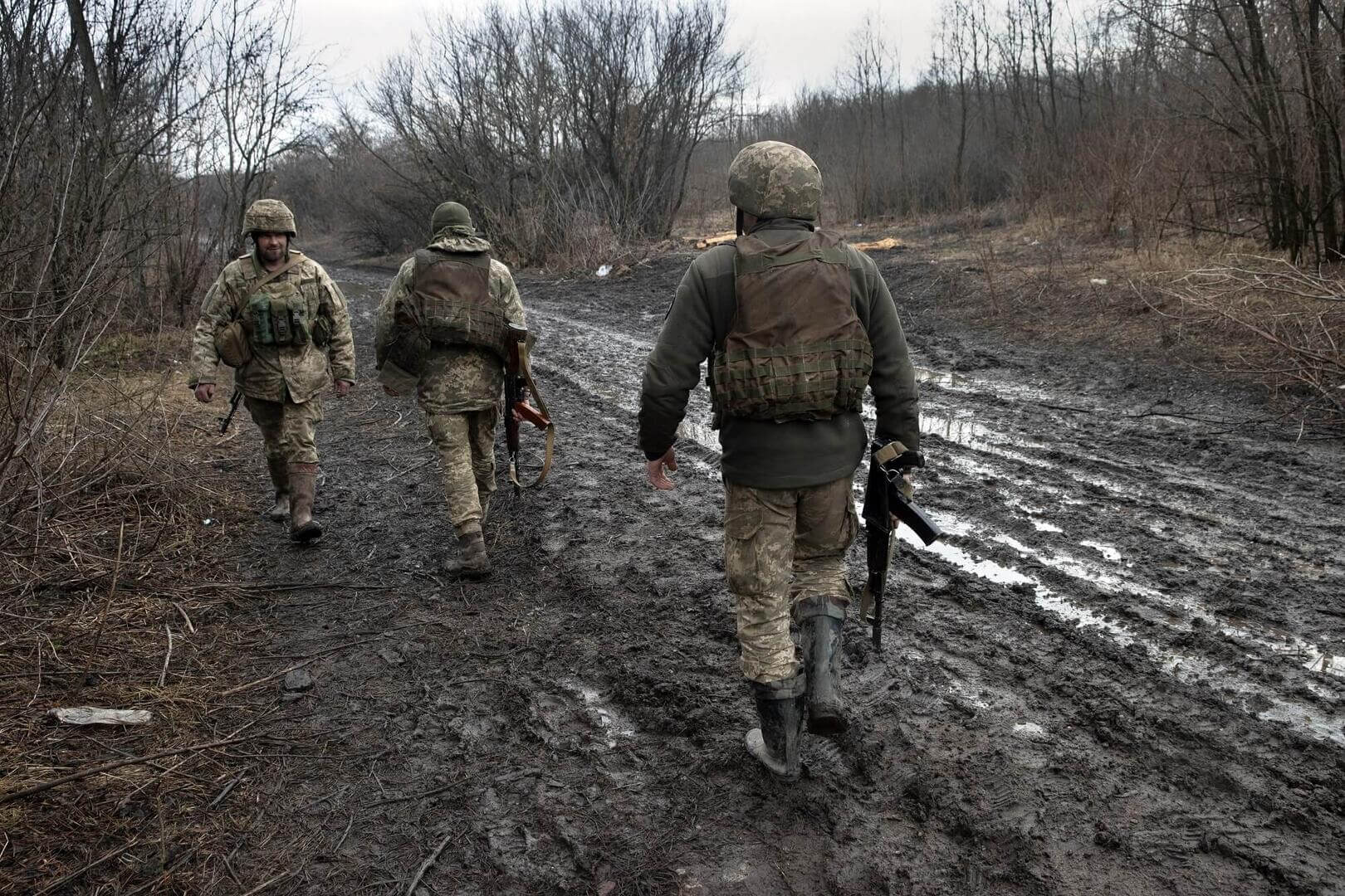 PATRULLAJE. Soldados ucranianos en una posición de primera línea en Zaitseve, en la región de Luhansk, en el este de Ucrania. 