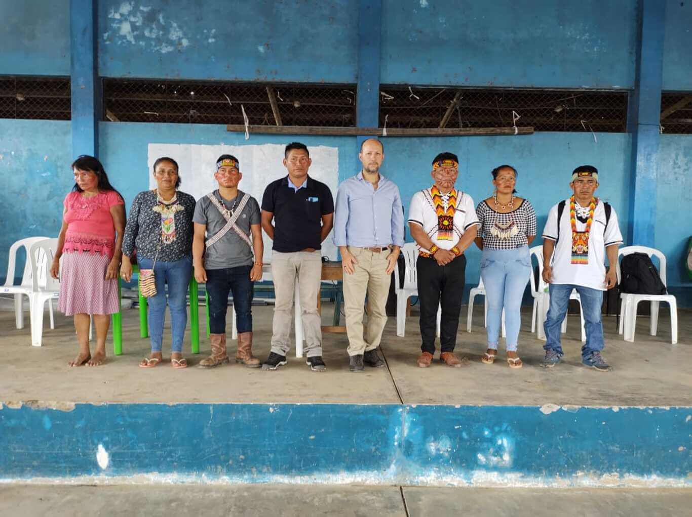 DIÁLOGO. Al centro está Marco Orellana, junto con líderes kichwas de la comunidad de Nuevo Andoas, donde se encuentra parte del Lote 192.