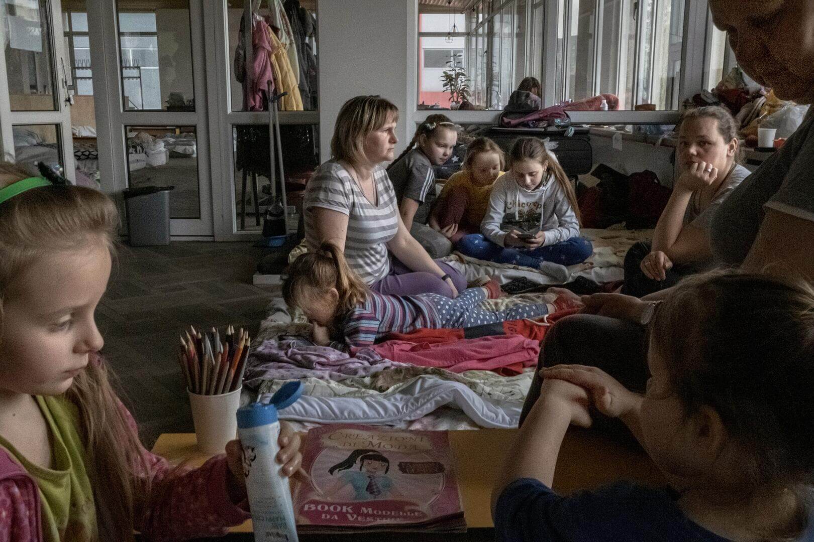 ESCAPE. Yulia Beley huyó con su hija y amigos de Mariúpol. Fueron recibidos en un refugio en Lviv, al oeste de Ucrania.