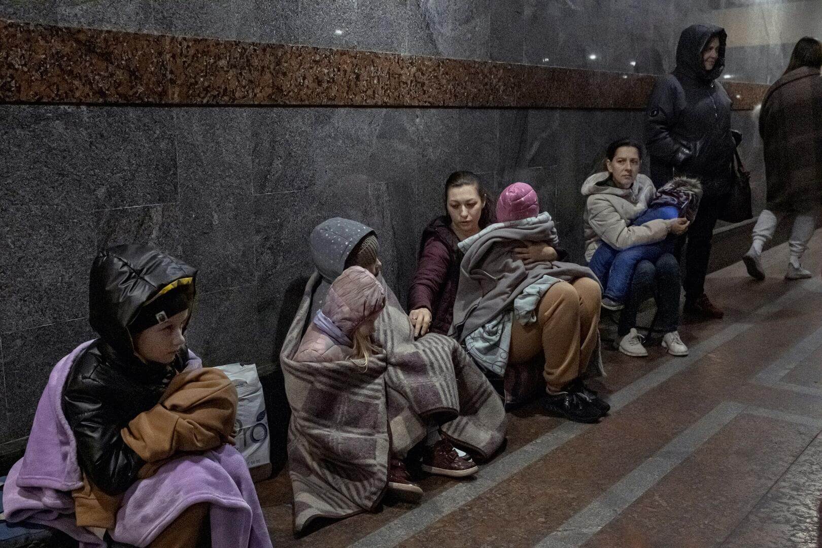 PÁNICO. Cuando sonó una sirena de ataque aéreo en la estación de tren, los viajeros se refugiaron bajo tierra. Muchas eran madres con niños que lloraban en brazos.