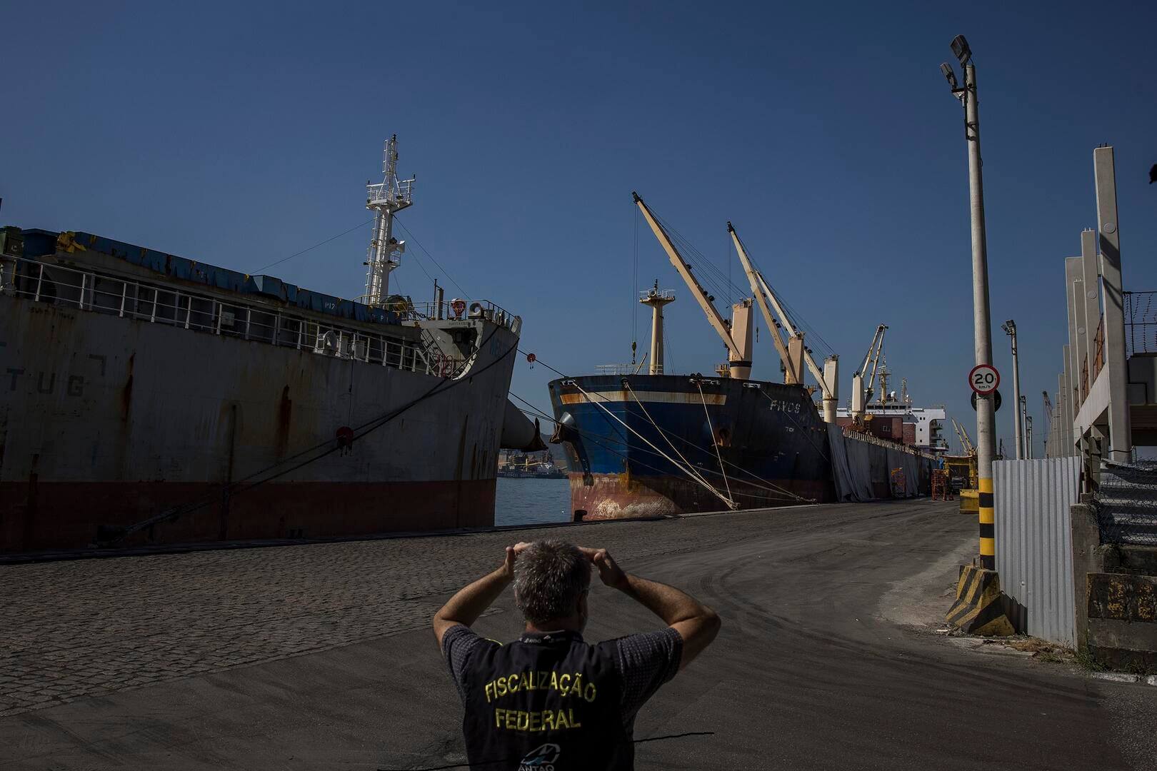 INSUMOS. Un buque de carga de Rusia descargando fertilizante en el Puerto de Santos, en São Paulo, Brasil.