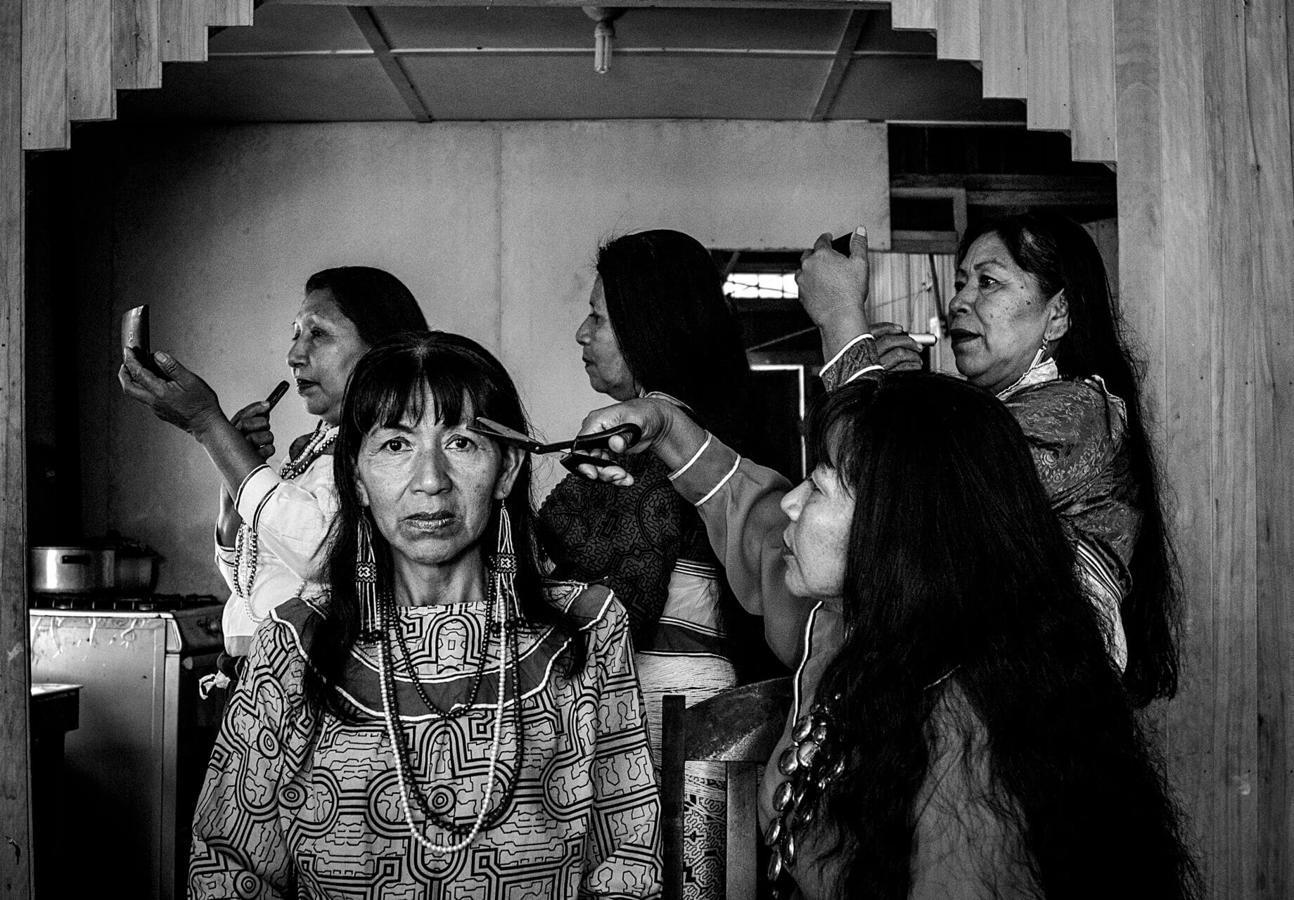 CORTE DE CERQUILLO. La madre del fotógrafo Díaz Gonzales (extremo superior izquierdo) y sus tías recrean la ceremonia del corte de cerquillo del pueblo shipibo-konibo. 