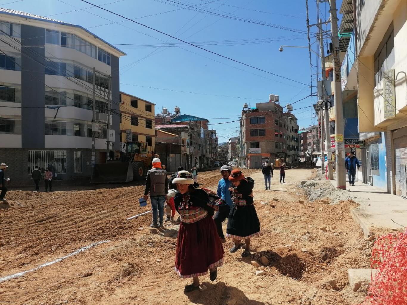 OBRAS. La avenida principal de Challhuahuacho concentra los principales negocios del distrito. Su pavimentación lleva ya tres años. 