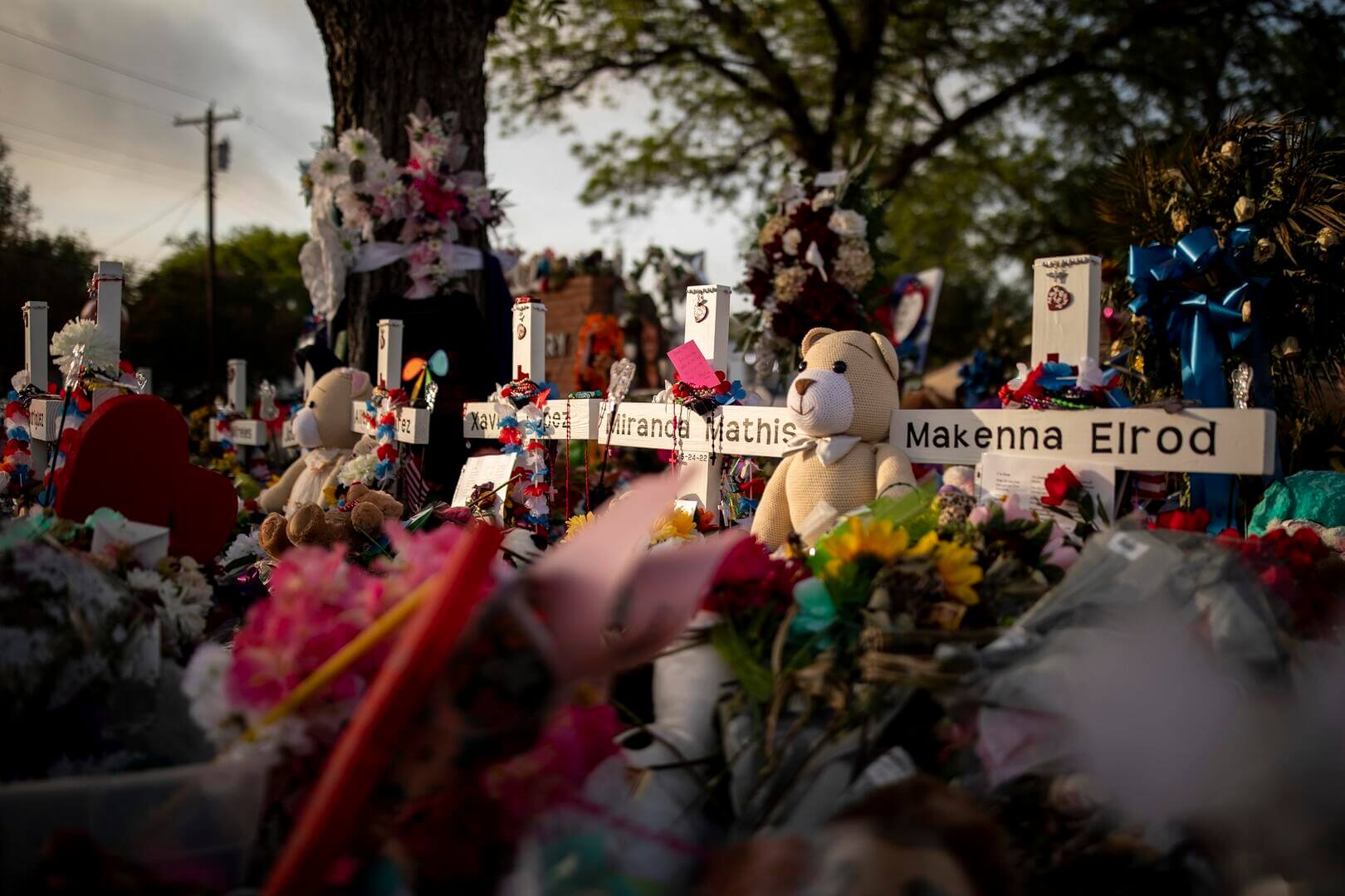 RECUERDO. Un memorial para las víctimas de la Escuela Primaria Robb en Uvalde, Texas.