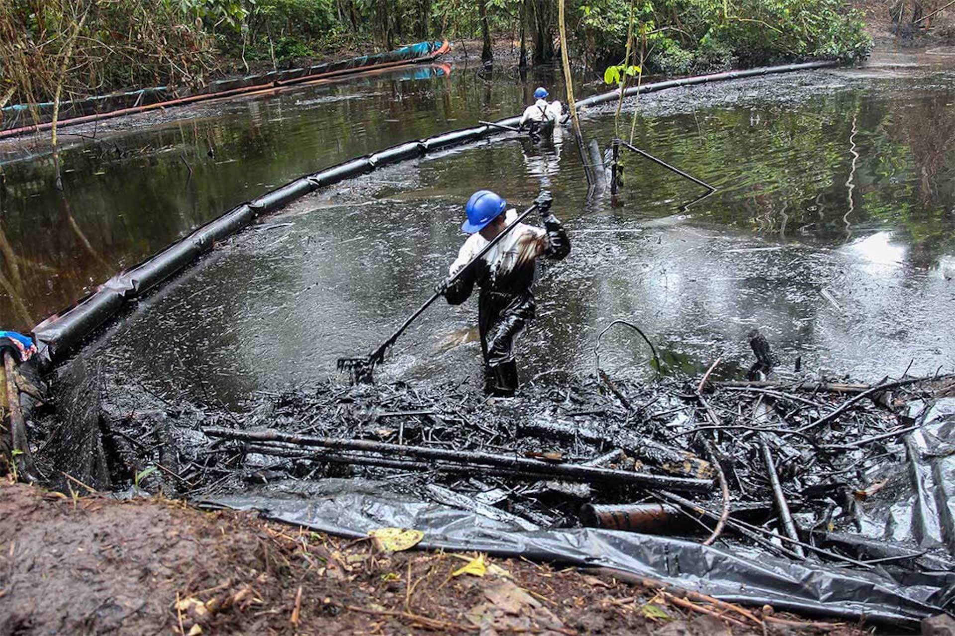 IMPACTOS. Trabajadores de la comunidad de San Pedro limpian un derrame de petróleo. 