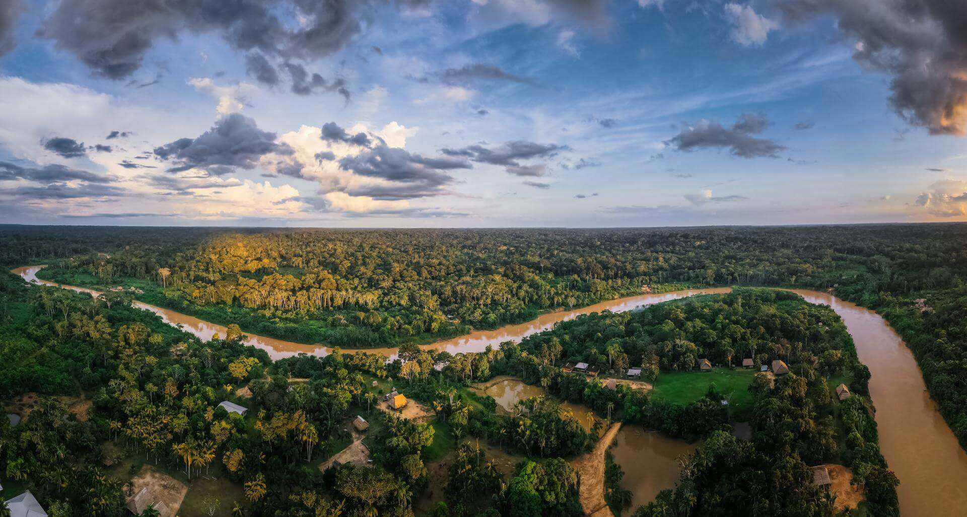 FRONTEIRAS. O rio Ammonia atravessa a fronteira de Ucayali (Peru) e Acre (Brasil), um território habitado pelo povo Ashaninka.