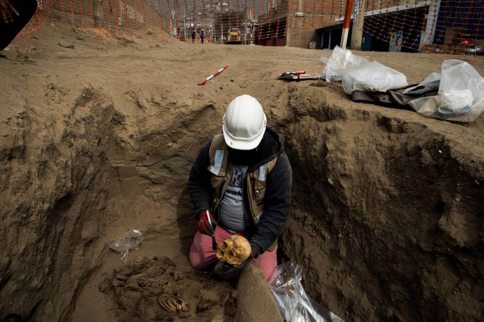 CARABAYLLO. Roberto Quispe, un arqueólogo que trabaja con una compañía de gas natural, desempolvó el cráneo de un guerrero enterrado hace 800 años.