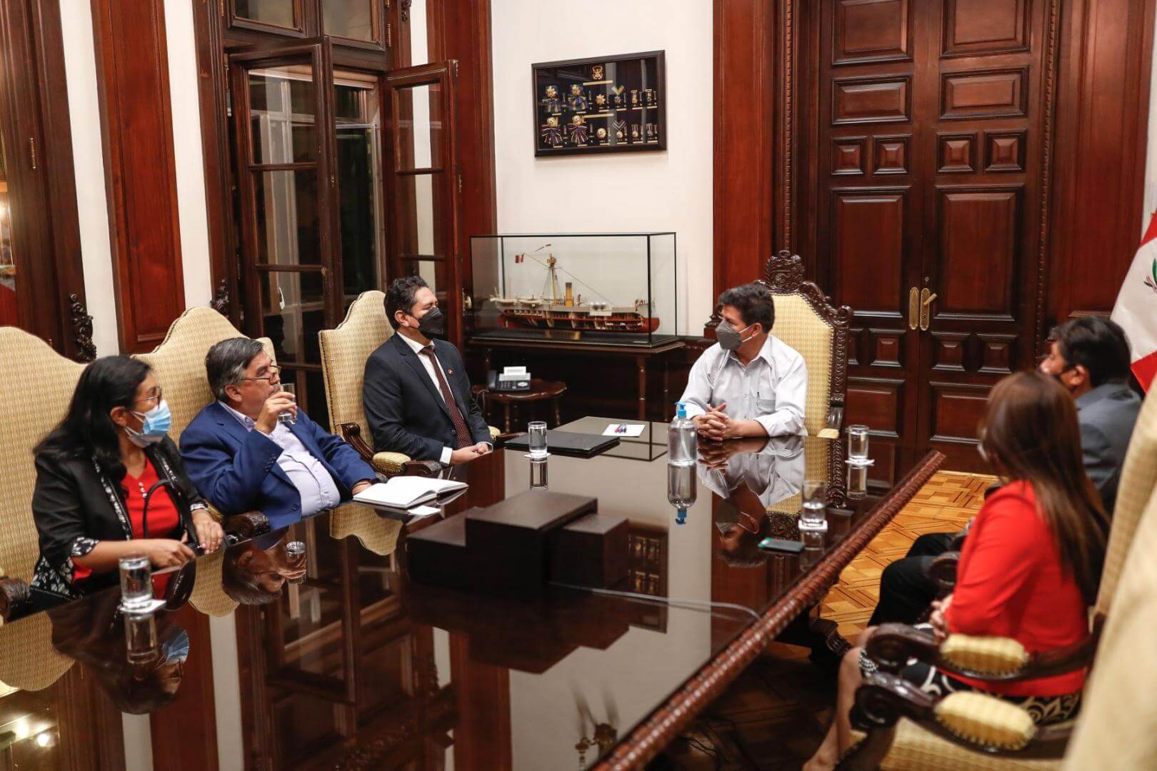 PRESENTE. Vladimir Cerrón acompañó a la bancada de Perú Libre cuando se reunió por primera vez con el presidente Pedro Castillo.