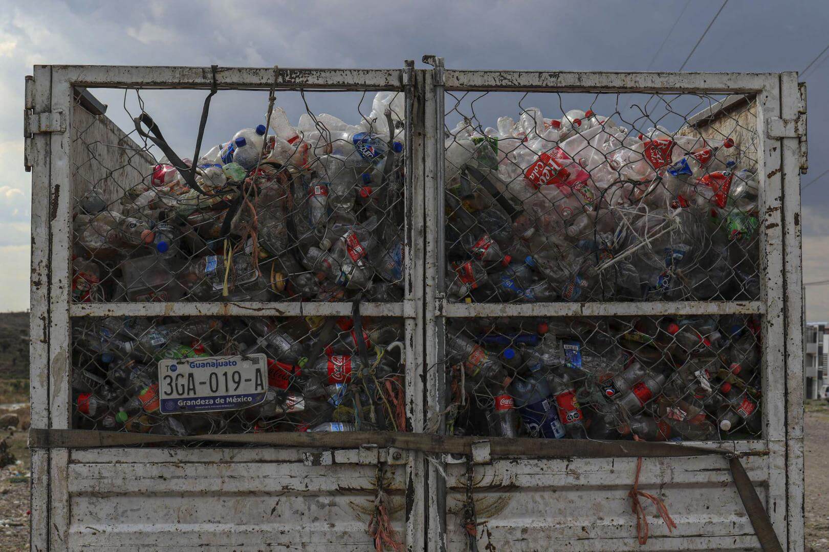 RECICLAJE PENDIENTE. Del 2018 a la fecha Coca Cola ha triplicado la producción de botellas de plástico, según Break Free From Plastic..