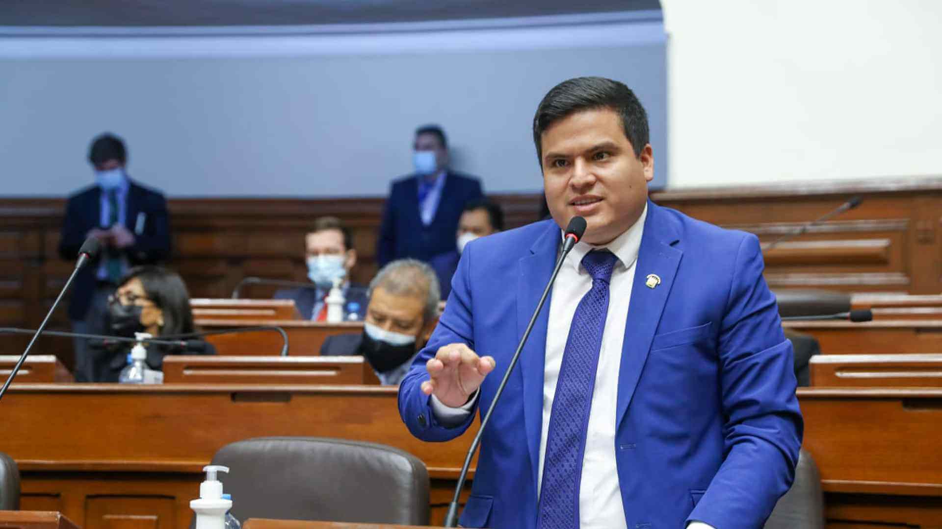 Es falso el dato de Bazán sobre que fue el único congresista que firmó el proyecto de adelanto de elecciones de Susel Paredes. 