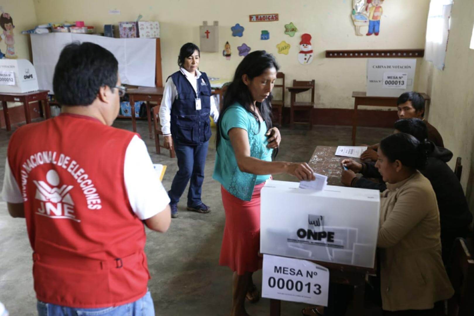 En medio de la agitación que afecta diferentes regiones del país, el Poder Ejecutivo presentó un proyecto de adelanto de elecciones para abril del 2024.