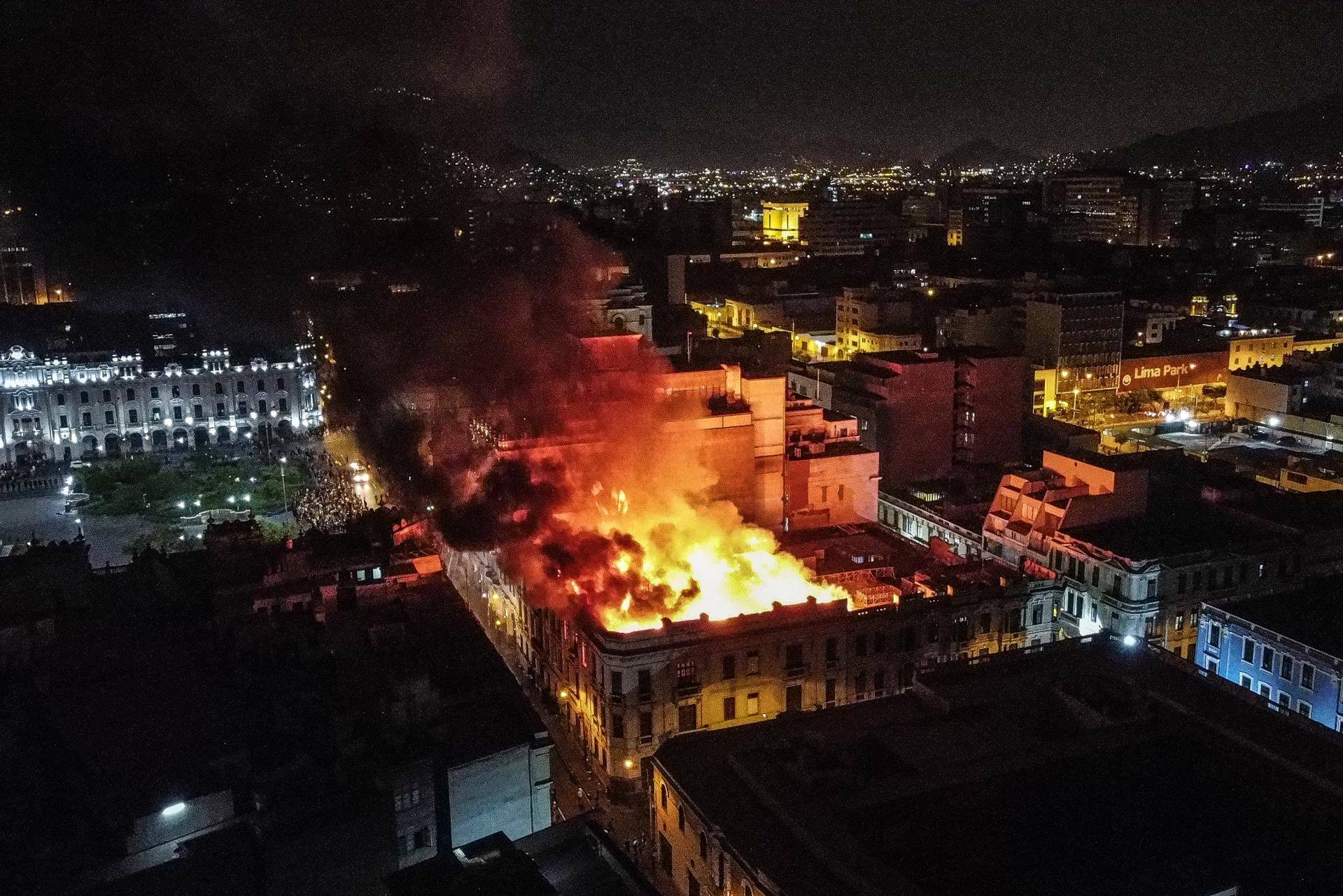 Manifestación nacional acabó con incendio en el centro de Lima.