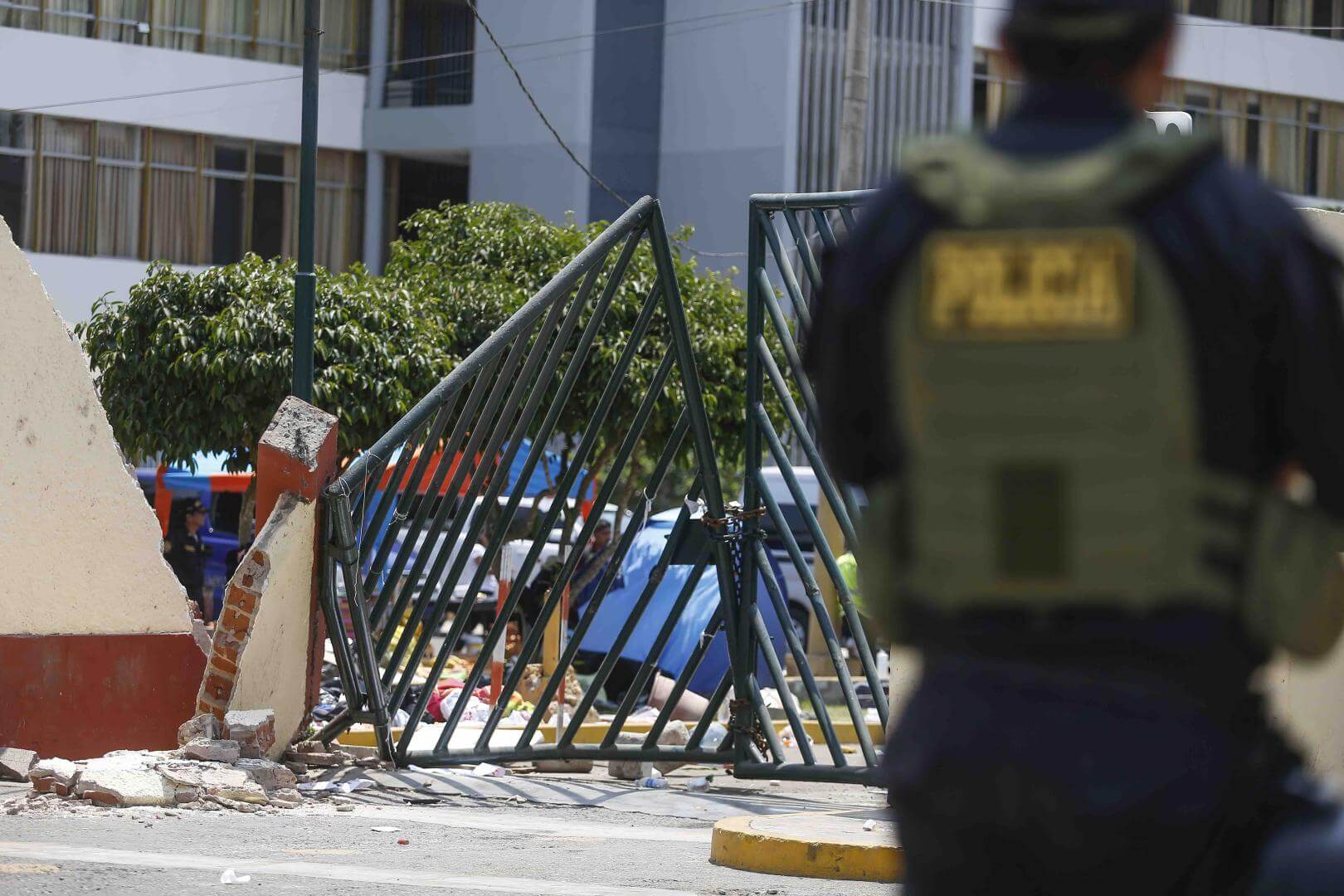 VIOLENCIA. La policía usó una tanqueta para derribar la puerta número 3 de la ciudad universitaria.