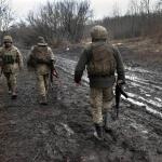 PATRULLAJE. Soldados ucranianos en una posición de primera línea en Zaitseve, en la región de Luhansk, en el este de Ucrania. 