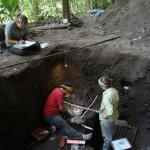 EXCAVACIONES. Los investigadores Asia Alsgaard, Keith Prufer y Emily Moes en el lugar de sepultura en Mayahak Cab Pek, en Belice.