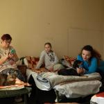 REFUGIADAS. Daryna Vasylieva con su nieta, Natalia, y su hija, Maria Skvortsova, junto a sus mascotas en un antiguo edificio de oficinas en Zabki, Polonia.