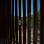 ESTADOS UNIDOS. Calcomanía de la campaña de Donald Trump en el muro fronterizo, en Arizona. Allí un grupo de seguidores de QAnon han establecido su campamento.