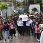 DESCONSUELO. El 17 de diciembre, dos días después de la violenta represión policial, algunas de las víctimas mortales fueron sepultadas en el cementerio de la ciudad.