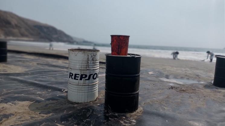 RESIDUOS. Personal contratado por Repsol continúa limpiando las orillas en playas de Ventanilla, Santa Rosa y Ancón. 