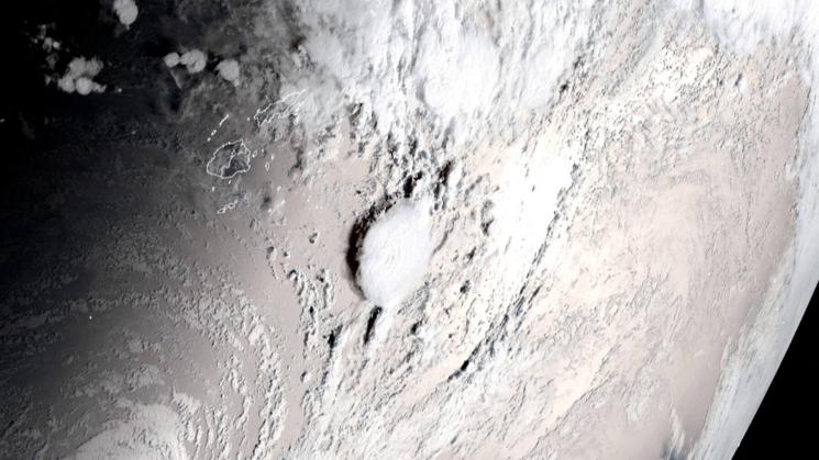 EXPLOSIÓN: Satélites registraron una gran nube de tierra, roca, gases volcánicos y vapor de agua de varios kilómetros de diámetro tras la erupción del volcán Hunga.