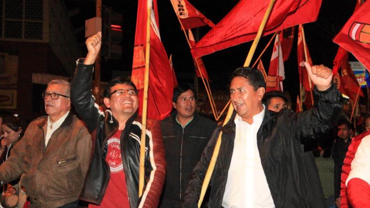 ABSUELTOS. Vladimir Cerrón junto a Henry López (izquierda), exalcalde de Huancayo, quien desde el 22 de febrero se encuentra no habido.