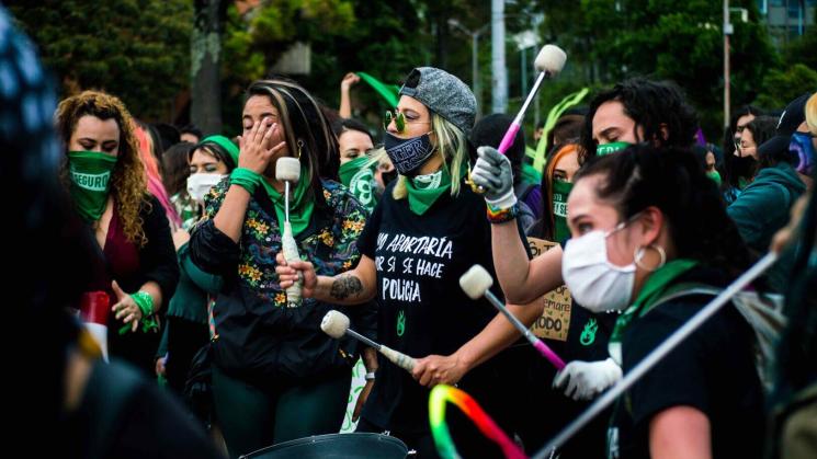 LOGRO. La decisión en Colombia es retroactiva. Esto implica que todas las personas que enfrentan procesos judiciales por esta causa deben ser liberadas.