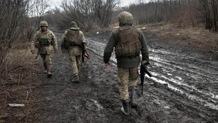 PATRULLAJE. Soldados ucranianos en una posición de primera línea en Zaitseve, en la región de Luhansk, en el este de Ucrania. 