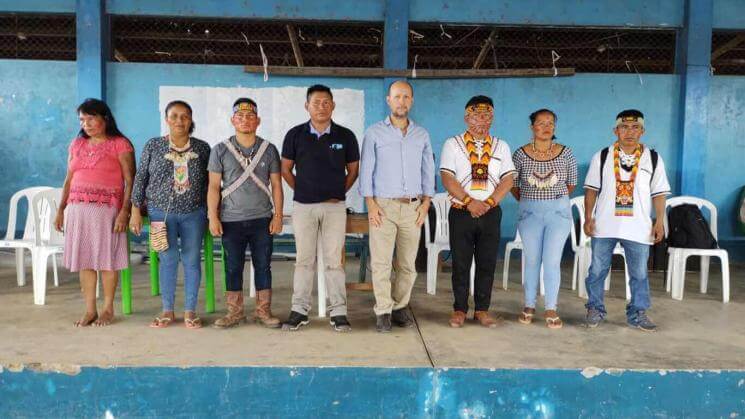 DIÁLOGO. Al centro está Marco Orellana, junto con líderes kichwas de la comunidad de Nuevo Andoas, donde se encuentra parte del Lote 192.