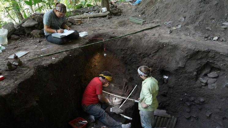 EXCAVACIONES. Los investigadores Asia Alsgaard, Keith Prufer y Emily Moes en el lugar de sepultura en Mayahak Cab Pek, en Belice.