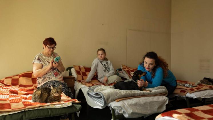 REFUGIADAS. Daryna Vasylieva con su nieta, Natalia, y su hija, Maria Skvortsova, junto a sus mascotas en un antiguo edificio de oficinas en Zabki, Polonia.