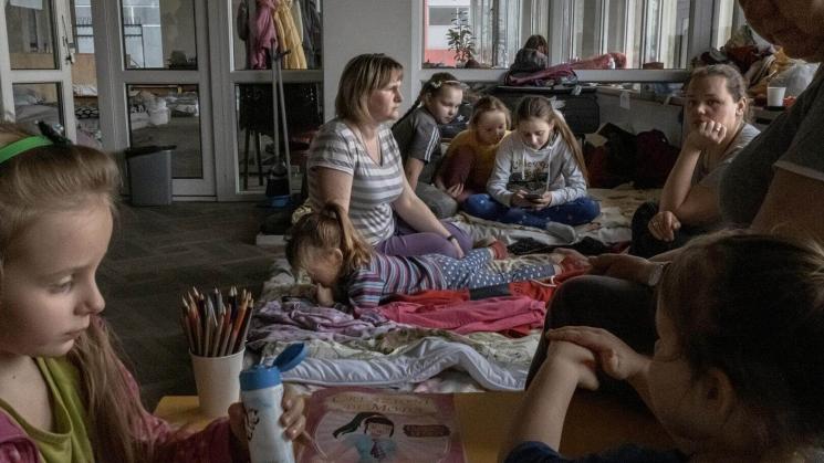 ESCAPE. Yulia Beley huyó con su hija y amigos de Mariúpol. Fueron recibidos en un refugio en Lviv, al oeste de Ucrania.