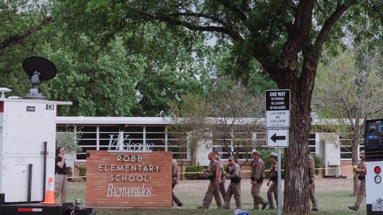 TIROTEO EN EE.UU. Policías frente a la escuela primaria Robb en Uvalde, Texas, el martes 24 de mayo de 2022.