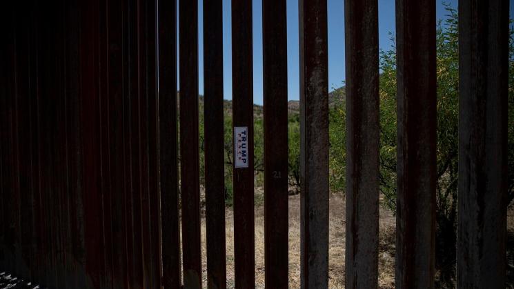 ESTADOS UNIDOS. Calcomanía de la campaña de Donald Trump en el muro fronterizo, en Arizona. Allí un grupo de seguidores de QAnon han establecido su campamento.