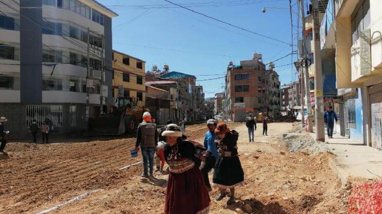 OBRAS. La avenida principal de Challhuahuacho concentra los principales negocios del distrito. Su pavimentación lleva ya tres años. 