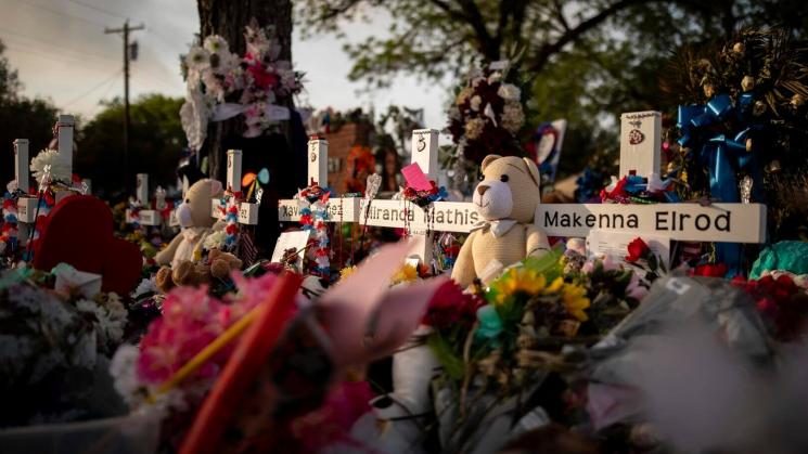 RECUERDO. Un memorial para las víctimas de la Escuela Primaria Robb en Uvalde, Texas.