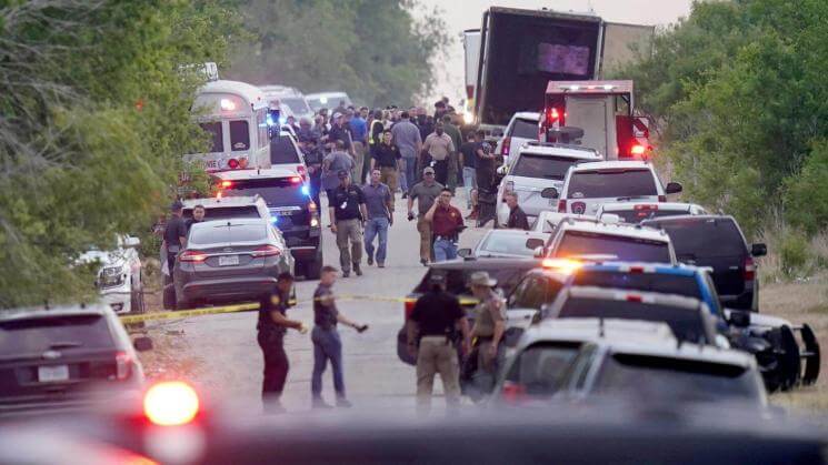 VÍCTIMAS. Los sobrevivientes que viajaban en el vehículo encontrado en San Antonio, incluidos algunos niños, fueron trasladados a hospitales.