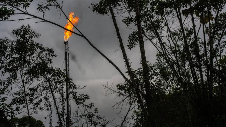 INDUSTRIAS EXTRACTIVAS. Pozo petrolero en la región del Putumayo, Colombia.