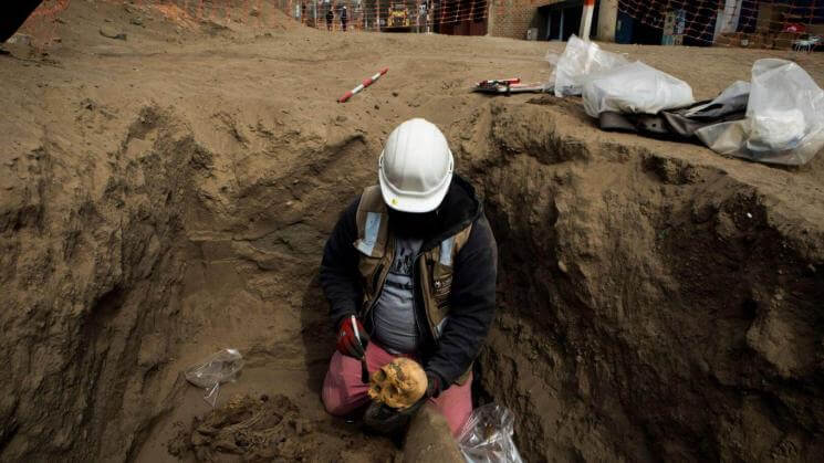 CARABAYLLO. Roberto Quispe, un arqueólogo que trabaja con una compañía de gas natural, desempolvó el cráneo de un guerrero enterrado hace 800 años.