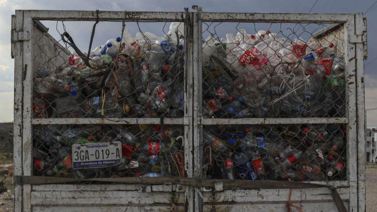 RECICLAJE PENDIENTE. Del 2018 a la fecha Coca Cola ha triplicado la producción de botellas de plástico, según Break Free From Plastic..