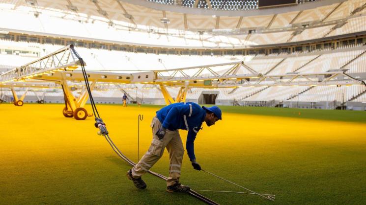 INFRAESTRUCTURA. Qatar construyó ocho nuevos estadios con canchas cubiertas de césped trasladado en avión desde EE.UU.