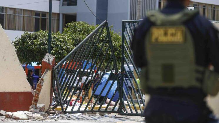 VIOLENCIA. La policía usó una tanqueta para derribar la puerta número 3 de la ciudad universitaria.