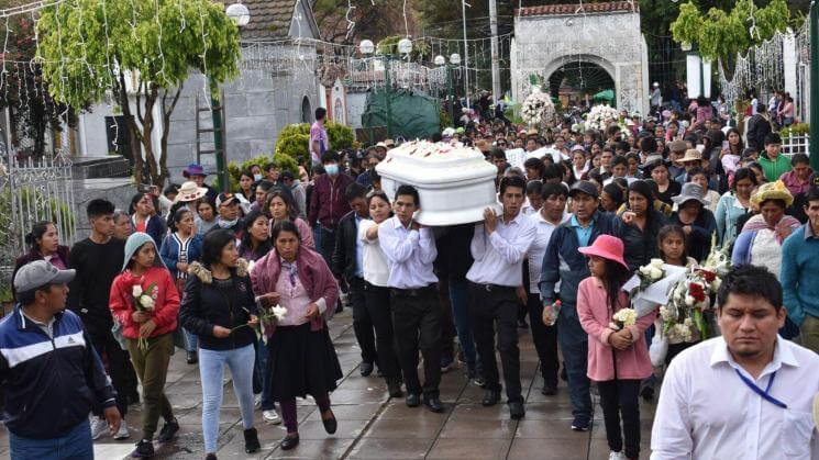 DESCONSUELO. El 17 de diciembre, dos días después de la violenta represión policial, algunas de las víctimas mortales fueron sepultadas en el cementerio de la ciudad.