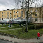 DISUASIÓN. Aviones de combate desmantelados pertenecientes a la era soviética, afuera de la base estadounidense en Redzikowo (Polonia).