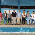 DIÁLOGO. Al centro está Marco Orellana, junto con líderes kichwas de la comunidad de Nuevo Andoas, donde se encuentra parte del Lote 192.