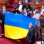 Parlamentarios extienden bandera de Ucrania en el Congreso. 